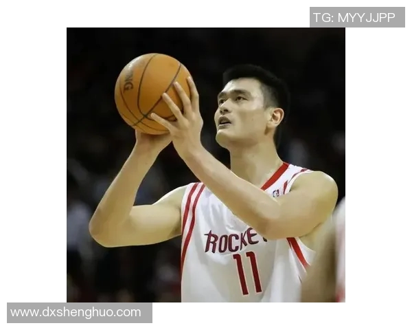 姚明带球突破展现力量与技巧的完美结合引领篮球新风潮 姚明带球突破展现力量与技巧的完美结合引领篮球新风潮